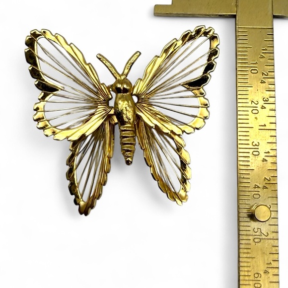 Vintage Monet Butterfly Gold Tone Wire Brooch Signed 1972 Pin - Picture 3 of 5